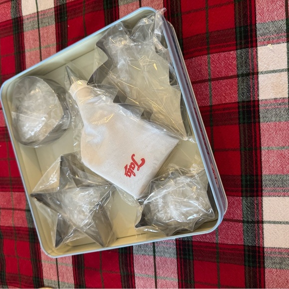 New Tala Retro Christmas Cookie Cutter Set with Icing Bag and Nozzle in Tin - Picture 2 of 6